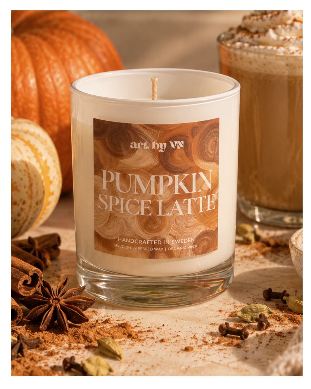 Doftljus Pumpkin Spice Latte i glaslykta från art by VN