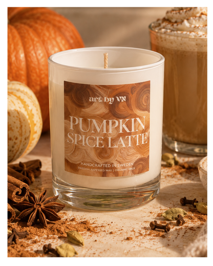 Doftljus Pumpkin Spice Latte i glaslykta från art by VN
