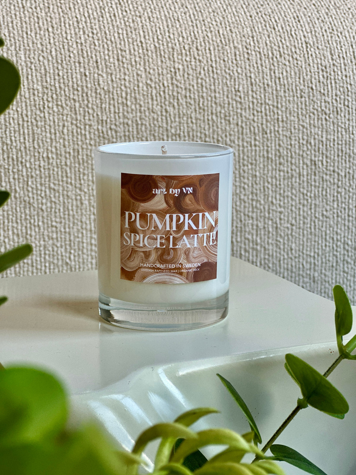 Närbild på handgjort doftljus Pumpkin Spice Latte av rapsvax