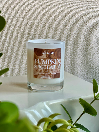 Närbild på handgjort doftljus Pumpkin Spice Latte av rapsvax
