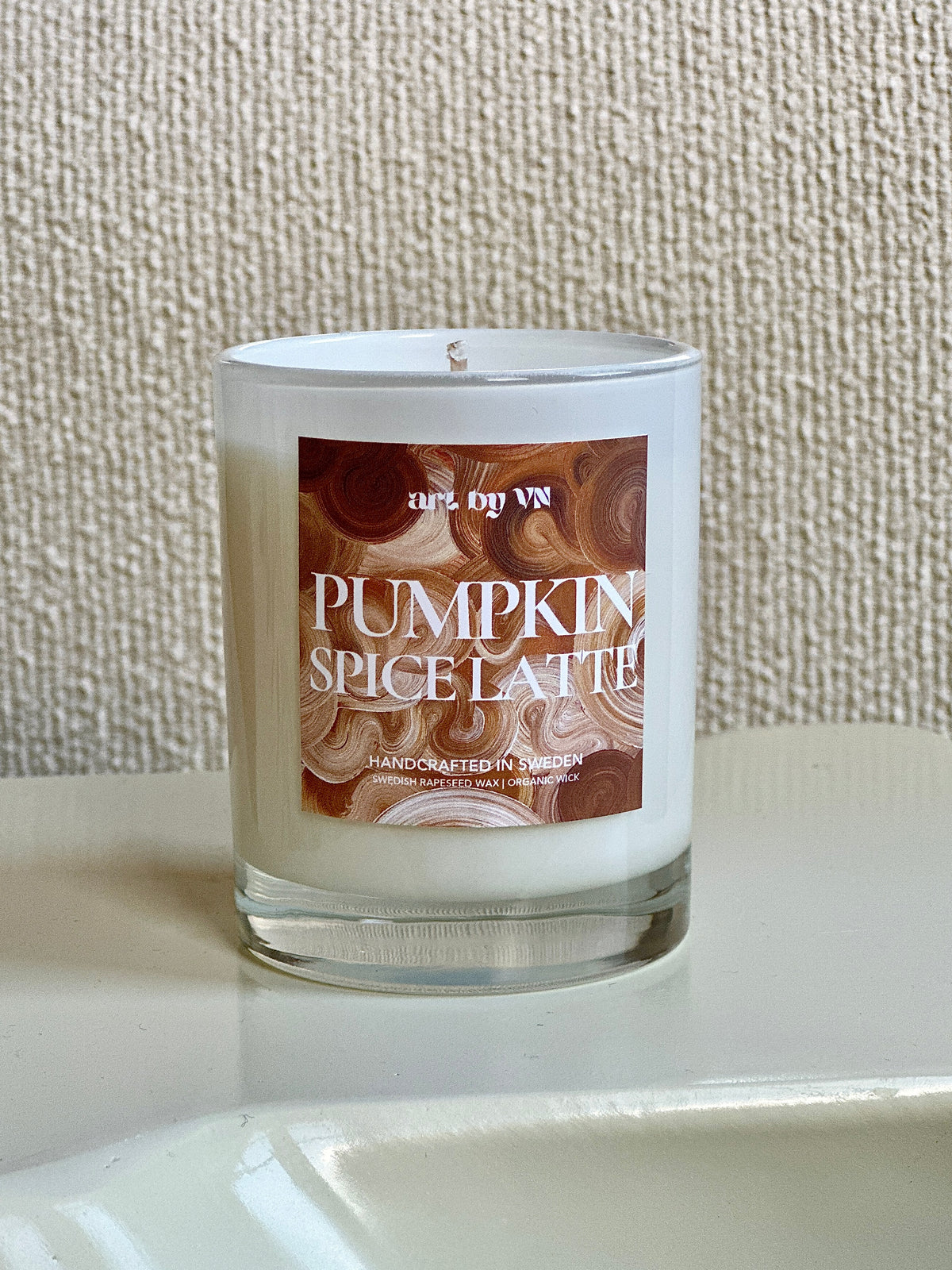 Närbild på handgjort doftljus Pumpkin Spice Latte av rapsvax