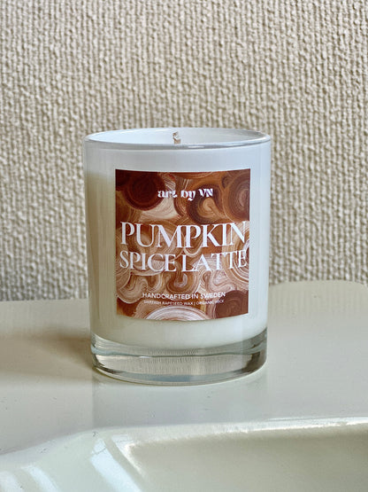 Närbild på handgjort doftljus Pumpkin Spice Latte av rapsvax
